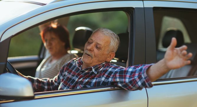 Couple de senior dans une voiture