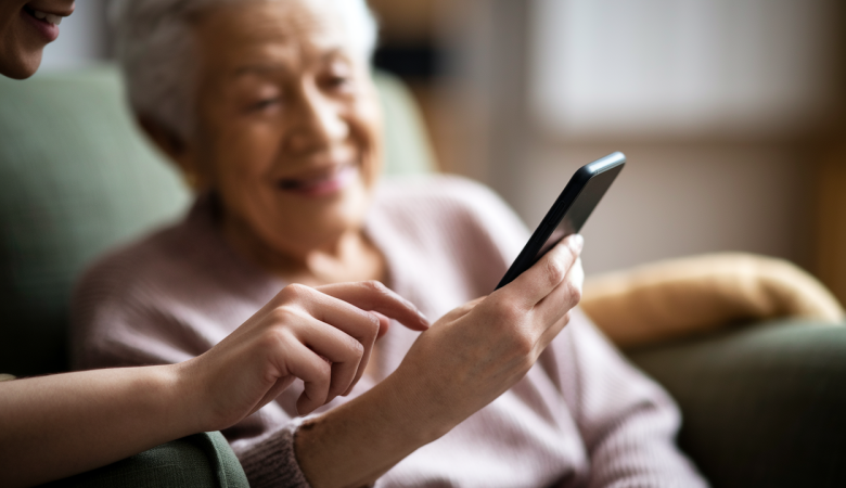 aidant-smartphone-personne-agee-salon