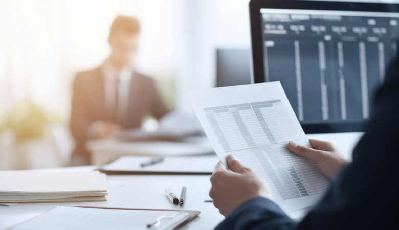 bureau-personne-documents-financiers
