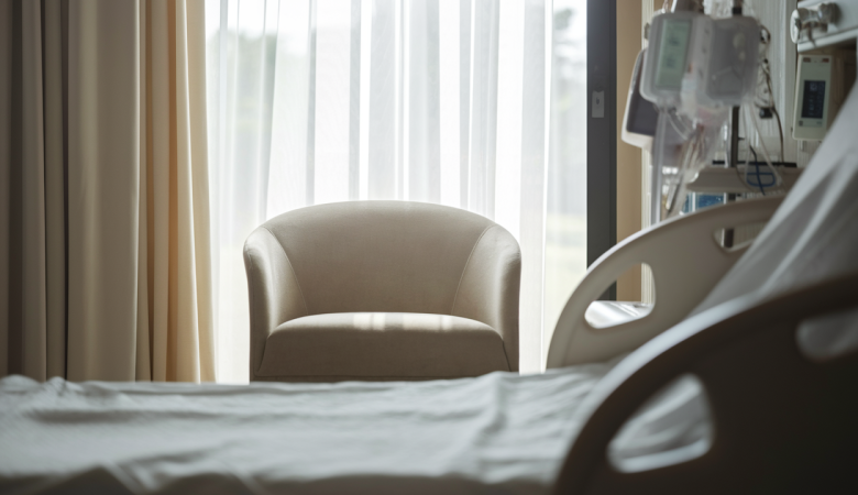 chambre-hospitaliere-chaise-fenetre-lumiere-naturelle