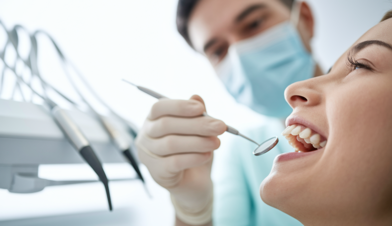 dentiste-examinant-dents-outils
