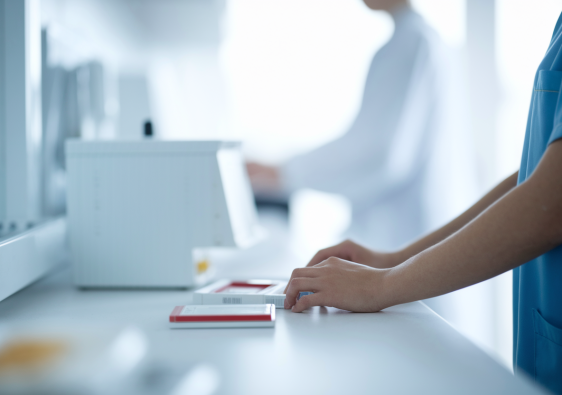 laboratoire-medical-infirmiere-preparation-test