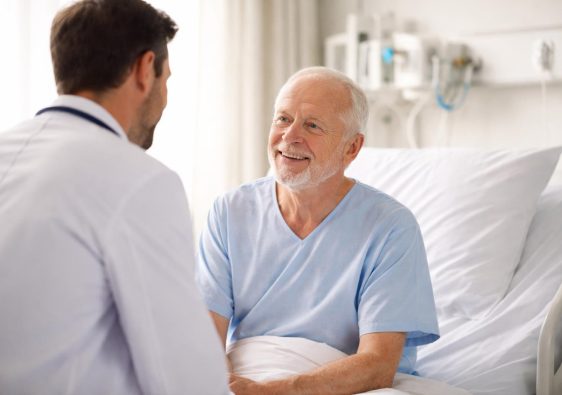 medecin-blouse-personne-agee-lit-hopital