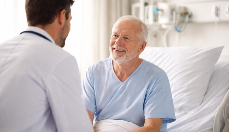 medecin-blouse-personne-agee-lit-hopital