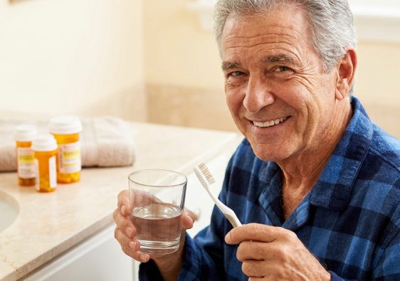 Santé bucco-dentaire après 60 ans : ce que les médicaments et les maladies chroniques font à vos dents
