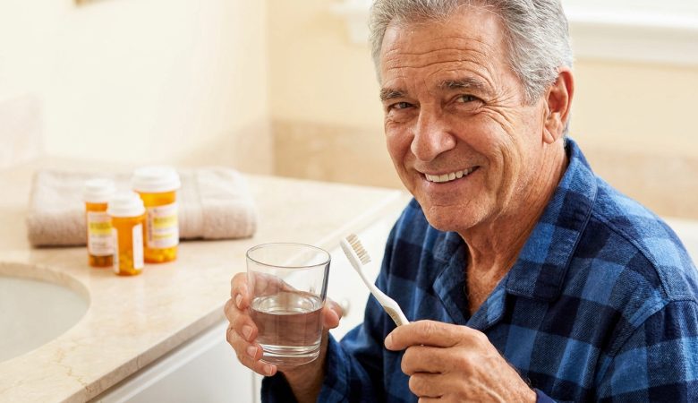Santé bucco-dentaire après 60 ans : ce que les médicaments et les maladies chroniques font à vos dents