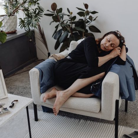 Bien-être des seniors et pratiques ésotériques : lithothérapie, cristaux et méditation au service de l&rsquo;équilibre intérieur