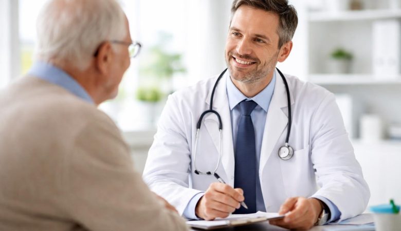 medecin-personne-agee-cabinet-moderne