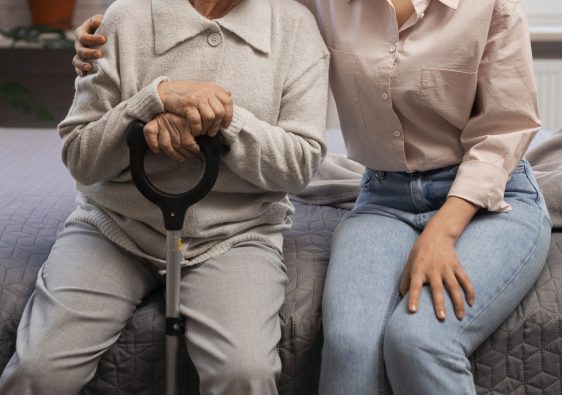 Comment soulager les proches aidants grâce à une aide à domicile ?