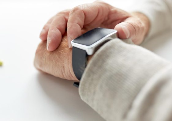 Montre connectée pour personne âgée : quels sont les principaux avantages ?