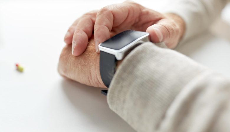 Montre connectée pour personne âgée : quels sont les principaux avantages ?