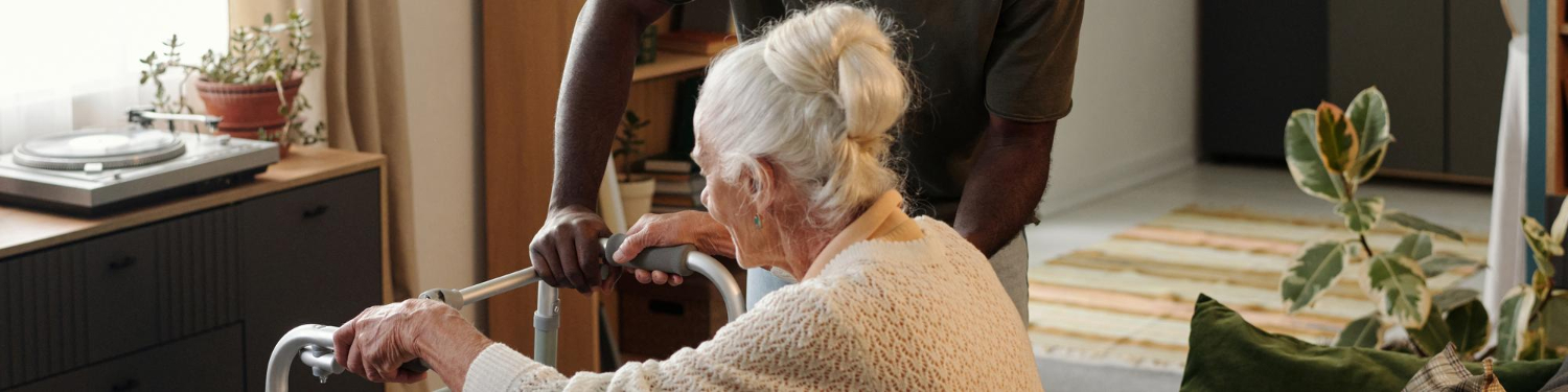 Femme âgée se déplaçant dans le salon avec un déambulateur